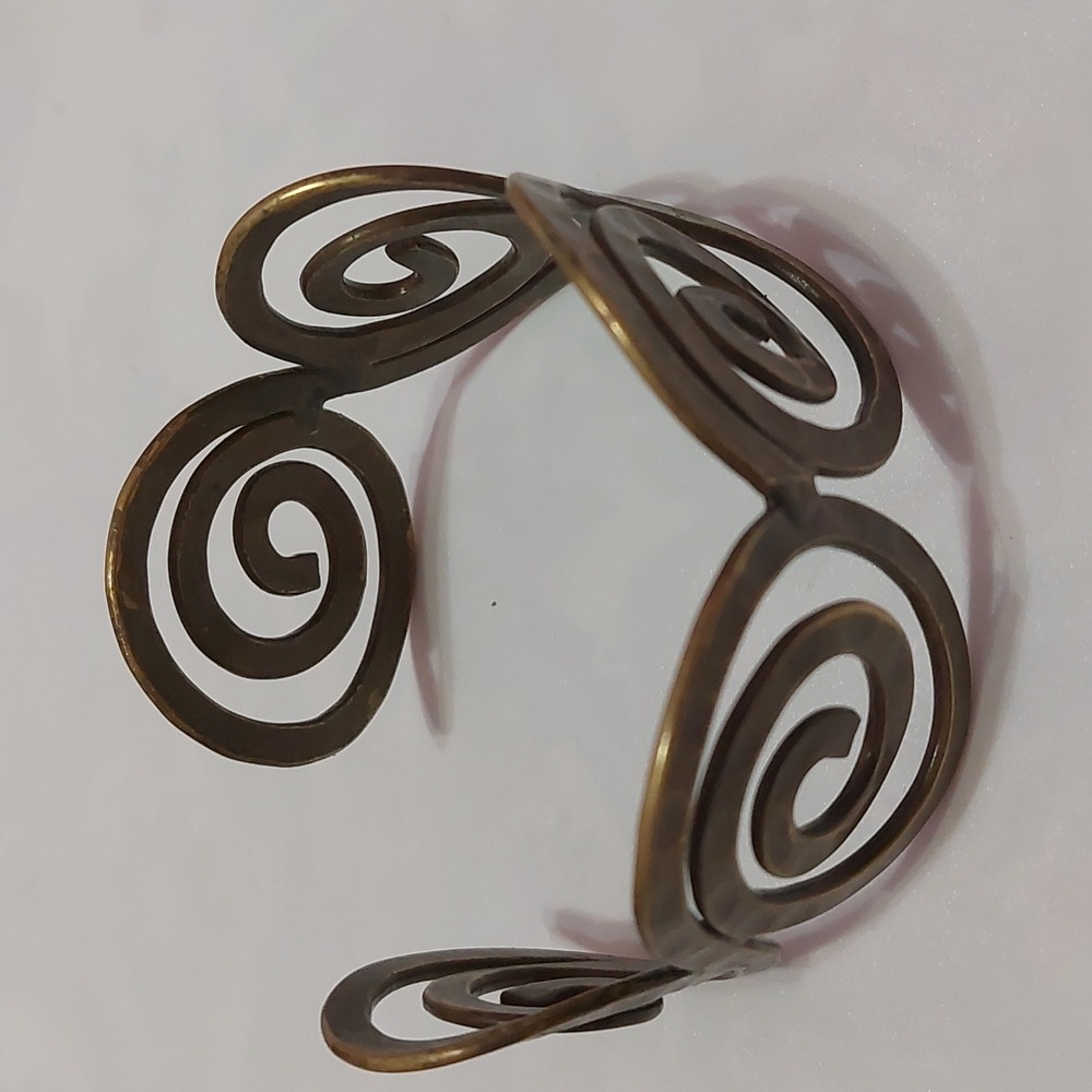 Vintage Minoan Swirls Hammered Brass Cuff Bracelet - Picture 2 of 9